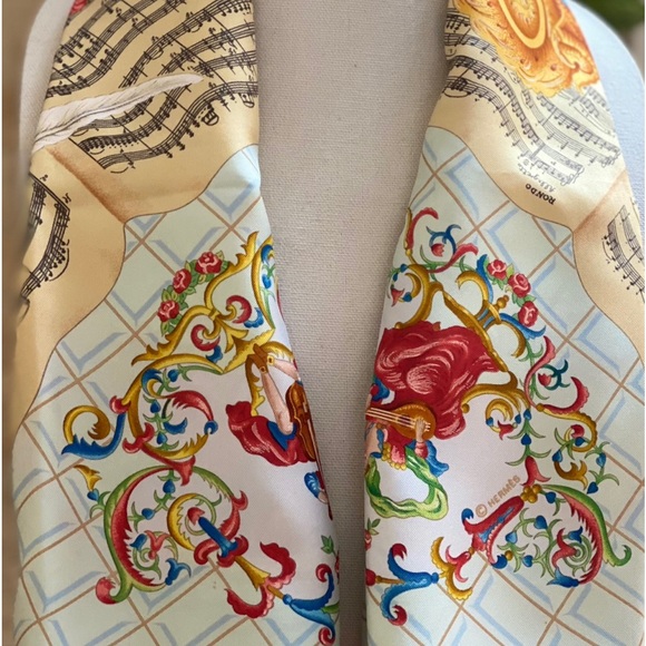 HERMÈS Hommage à Mozart Scarf 90 cm - Picture 5 of 10